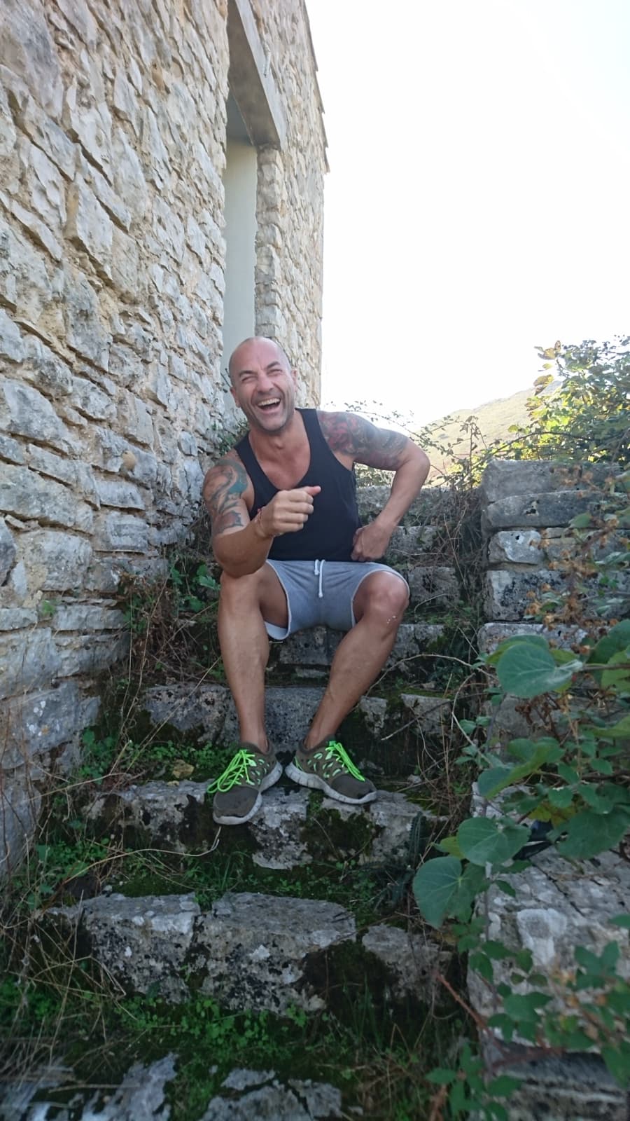 Ulli Assel lachend auf einer Steintreppe